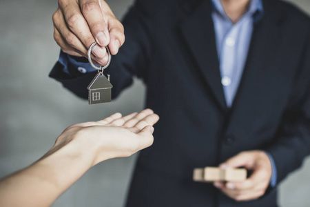 房地产经纪人, 商人或经纪人持有和手给公寓业主的新房子钥匙, 购买